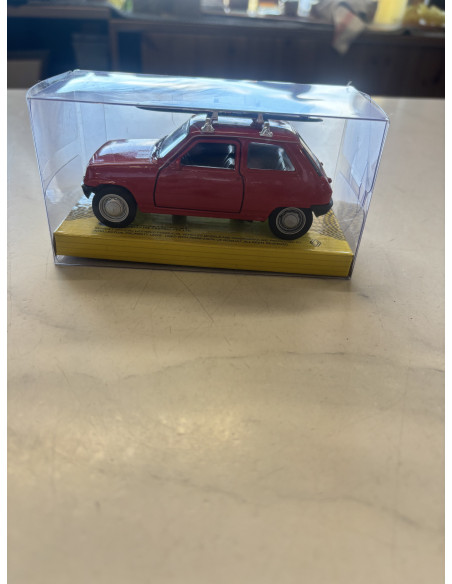 voiture rouge métal planche